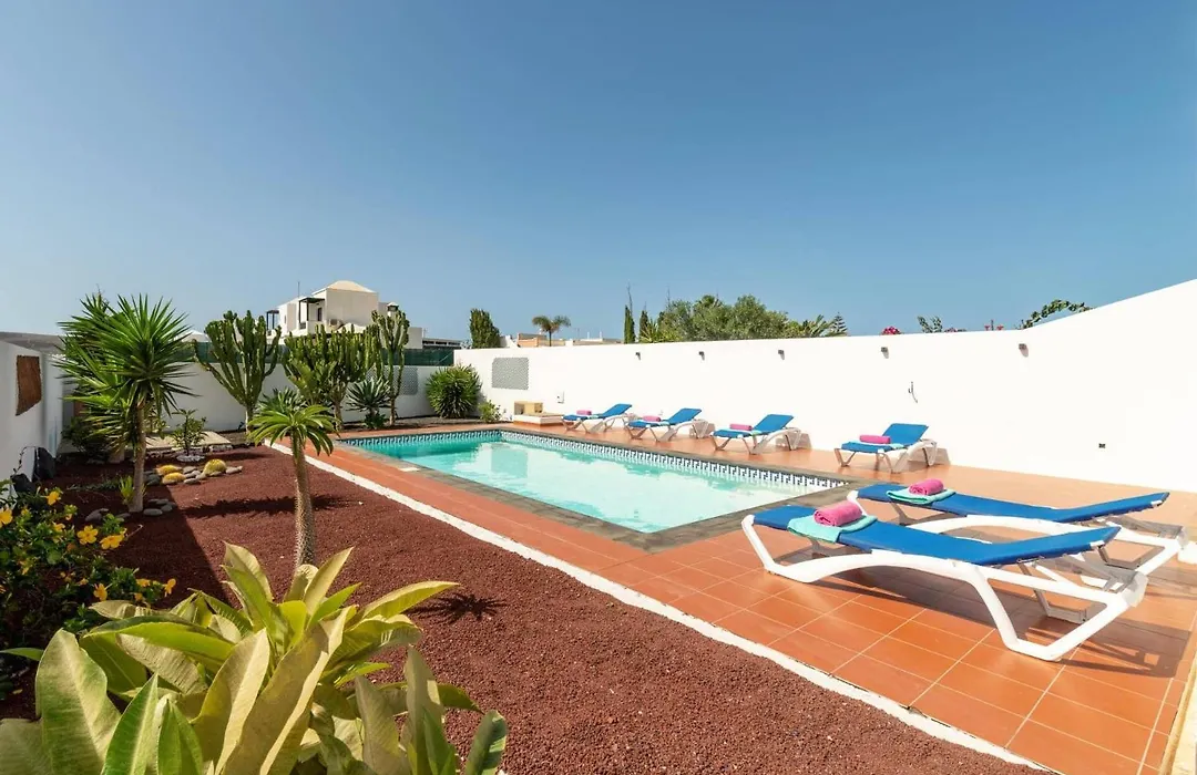 Villa Tropical by Villa Plus-1